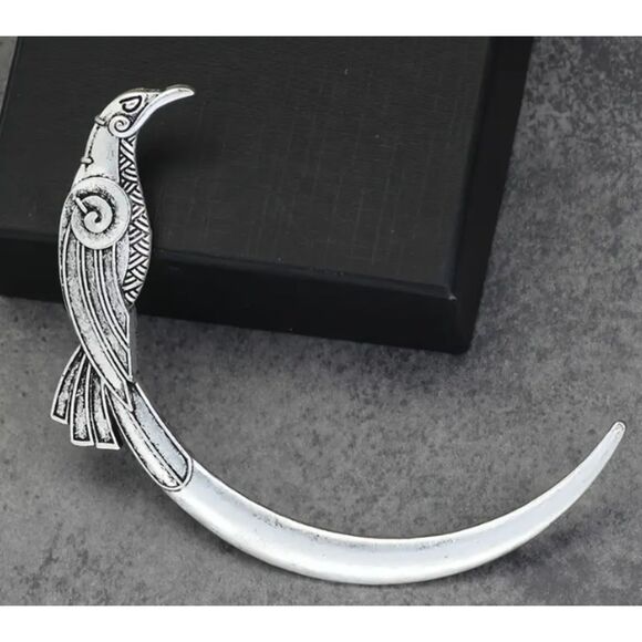 Silver Sisters Accessories - Look at this CRESCENT MOON witchy RAVEN hair stick! Your familiars will love it!